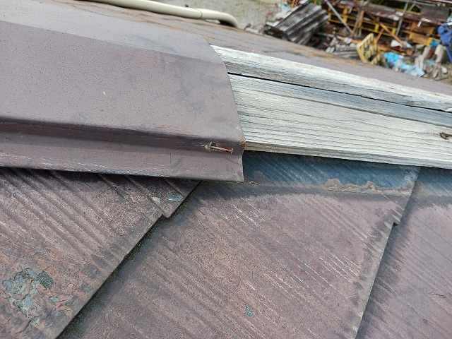 板金がはがれ下地がむき出しに